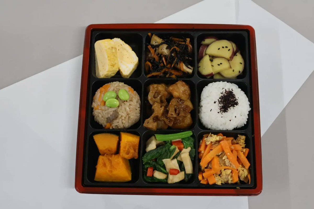 KIO_University's tweet photo. 近畿地区のイオンで販売されるお弁当の試作会を実施！～健康栄養学科・ヘルスチーム菜良～
https://t.co/Esno0uzx8n
奈良県の「やさしおベジ増しプロジェクト」の一環として「秋の味覚」をテーマに開発中のお弁当。ここから本採用されるレシピが決まります。
#畿央大学 #健康栄養学科 https://t.co/8V4wZMhxzF