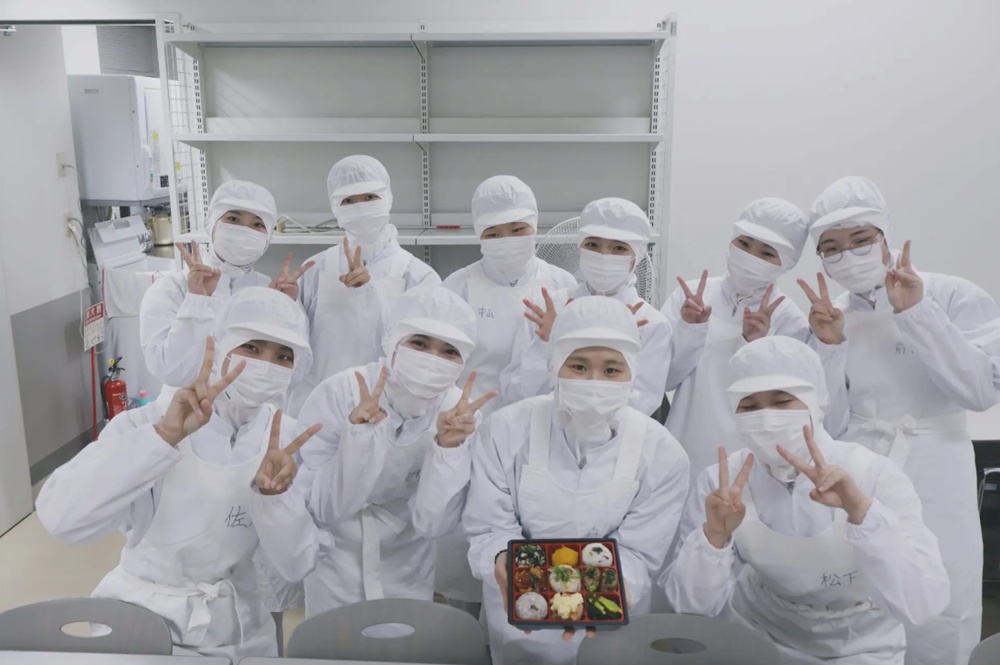 KIO_University's tweet photo. 近畿地区のイオンで販売されるお弁当の試作会を実施！～健康栄養学科・ヘルスチーム菜良～
https://t.co/Esno0uzx8n
奈良県の「やさしおベジ増しプロジェクト」の一環として「秋の味覚」をテーマに開発中のお弁当。ここから本採用されるレシピが決まります。
#畿央大学 #健康栄養学科 https://t.co/8V4wZMhxzF