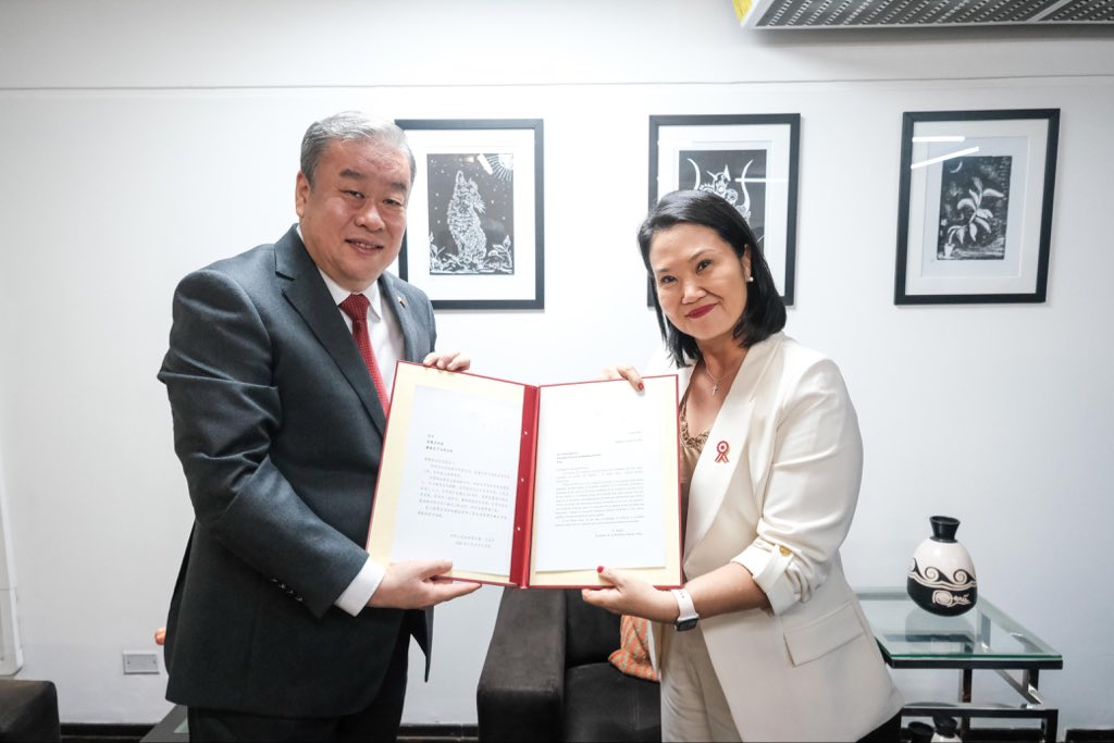 ope_peru's tweet photo. La presidenta electa, Keiko Fujimori, recibió la visita del embajador de la República Popular China en el Perú, Song Yang, quien le hizo entrega de una carta del presidente Xi Jinping con motivo de su felicitación por su elección como presidenta del Perú.

La presidenta electa agradeció este gesto, que reafirma los lazos de amistad y cooperación entre el Perú y la República Popular China.