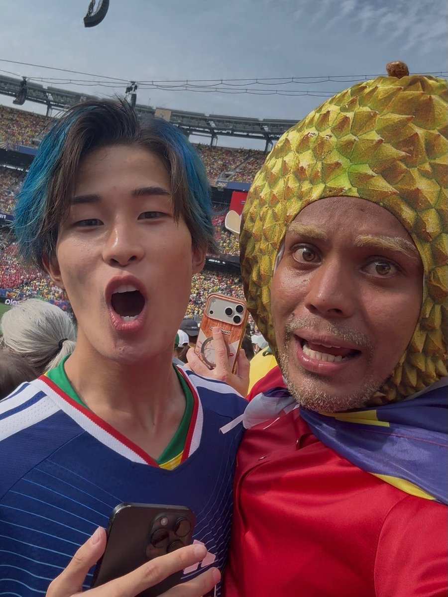 kamaghul's tweet photo. Weh aku rasa ni antara yang paling rare kot.

Imanali sharkman datang tengok World Cup siap pakai baju melayu. Siap pakai maskot durian dekat kepala lagi 😭 https://t.co/J0PjtkUkJV