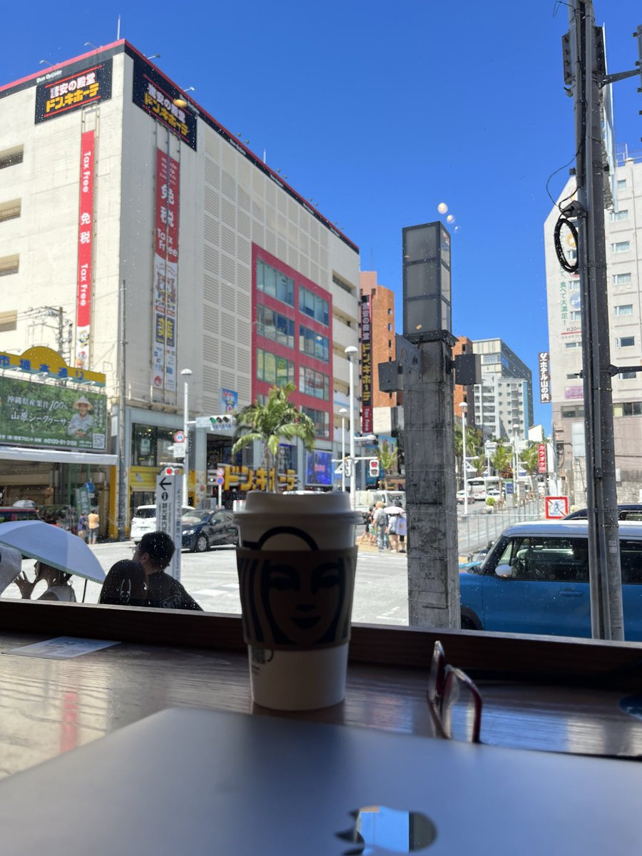 yurui460's tweet photo. 国際通りに到着
これから動画編集の仕事をやって
いつもの食堂でランチを食べて球場に向かいます
それにしても良い天気☀️
日焼け止めは必須だね https://t.co/HyGs0V0VyU