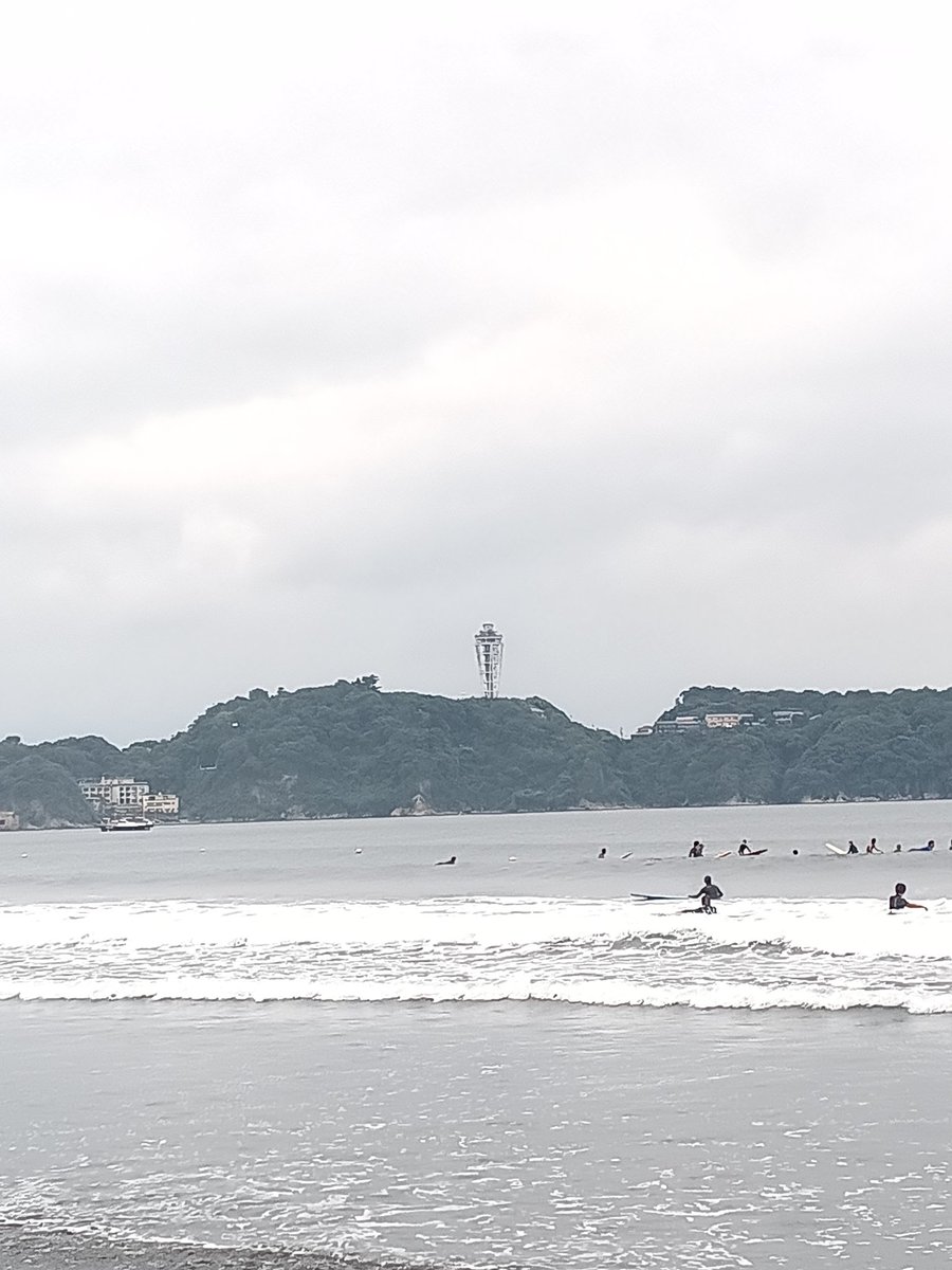 7/7 AM10：00 今日は🎋、曇り空です 弱いオフショア 波は腰から腹