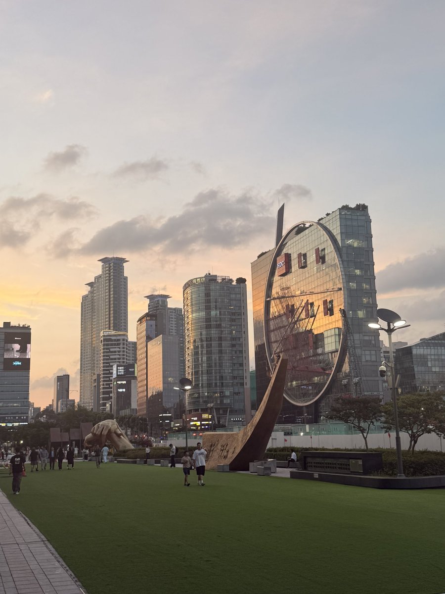 Advikar24's tweet photo. HELLO im in ICML @ seoul this week! 
Please reach out if you are interested in:

- agent to agent interactions
- training optimization theory 
- edge of stability 
- human agent interaction 
- applied research startups 
- VC or early stage startups
- AI safety
- me https://t.co/A7ggakfGLn