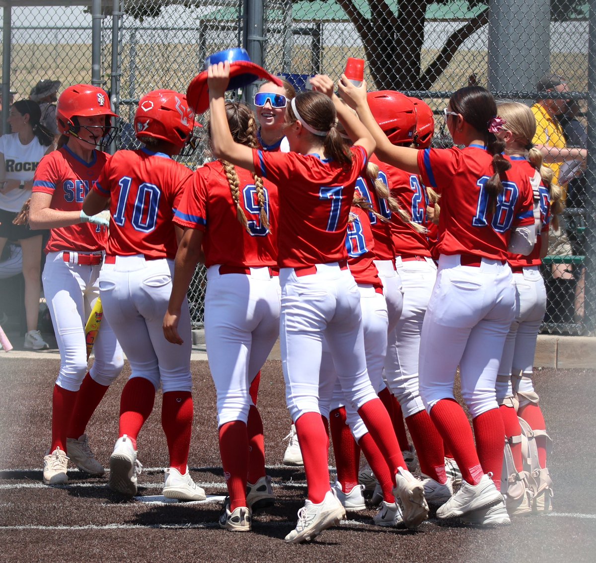 ADunigan2031's tweet photo. Love hitting the field with my teammates—and playing with mountains behind us is even better!! 🤩⛰️🎆💙❤️🥎 @SelectForsythe @selectfastpitch @TCSFastpitch @COSparkFire https://t.co/rqoYIVNpq9
