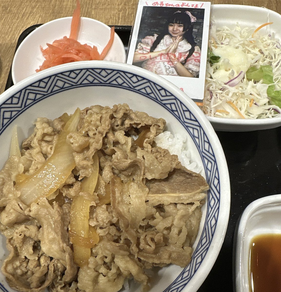 yondone_cheki's tweet photo. 昨日も吉野家のドラクエウォークセットだったよ！
昼過ぎでも売り切れてなかったから3軒行ったよ！
流石に一気に牛丼3杯はキツかったよ！歳だね😅
めるちゃん！！！
ク◯ミチばっかでなかなかコンプ出来ないよ！
#吉野家 #ドラクエウォーク #DQウォーク #DQW https://t.co/cZPn7ZqwGa