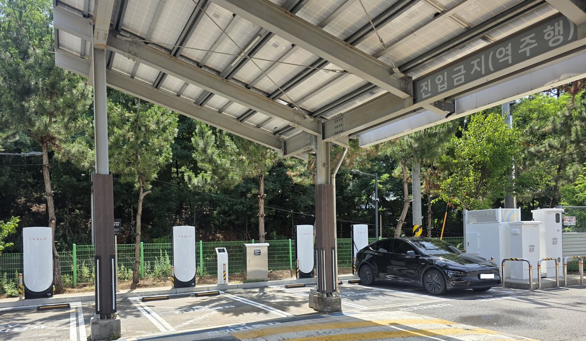 TeslaCharging's tweet photo. New Tesla Supercharger: Siheung, South Korea - Expressway No.100, Ilsan (4 stalls) 
https://t.co/a25XVagUAX https://t.co/l6Tfq1YxC4