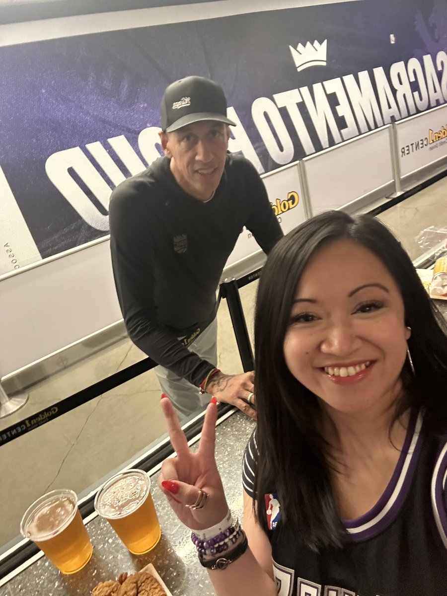 jessexykangz's tweet photo. coach of the year loading 👑 @SacramentoKings https://t.co/gp6TqsQ0Yx