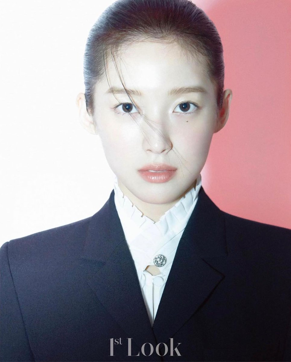 arinchomi's tweet photo. Simplicity is the ultimate sophistication. Admiring the flawless harmony between the structure of a sharp black blazer and the soft, intricate details of a ruffled collar. Complemented perfectly by a minimal, luminous beauty look https://t.co/Zycw5EnOYD