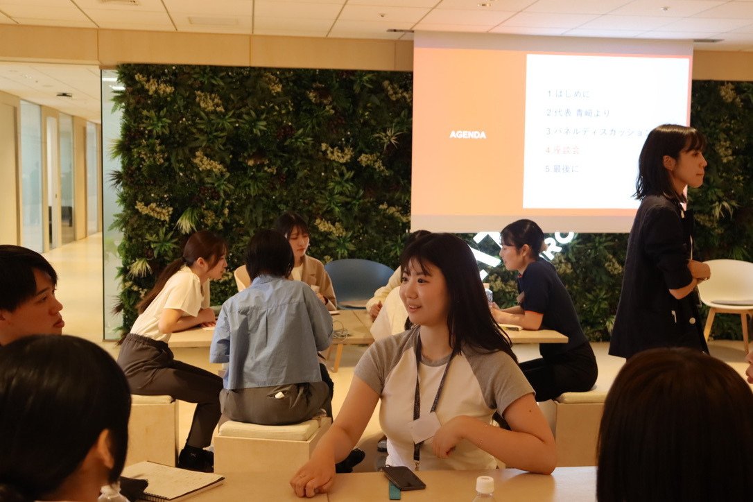 materialgrouppr's tweet photo. 【内定者交流会🗣️】
マテリアルでは、来春入社予定の内定者の皆さんに向けて対面で交流会を開催しました！
冒頭に代表取締役CEOの青﨑曹が登壇、また社員とのパネルディスカッションなどを実施しました。
経営層の想いや社員のリアルな声に触れる貴重な機会となりました！ https://t.co/nFnh6iGFEP