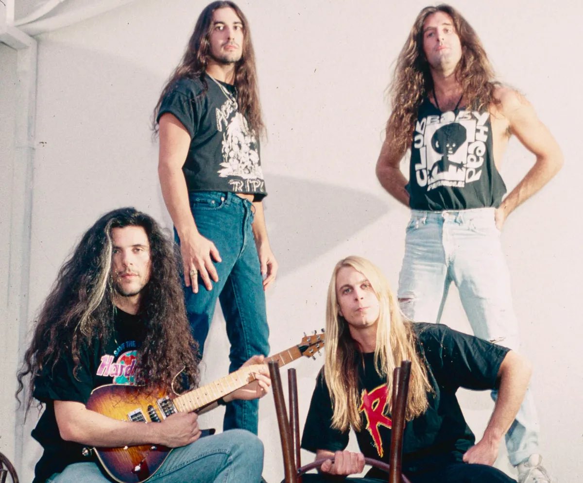AdibHidayat's tweet photo. Semalam nonton video lama Savatage – Live Japan 1994 dengan gitaris Alex Skolnick setelah keluar dari @testament. Album ini menjadi promo album Handful of Rain, tanpa mendiang gitaris Criss Oliva yang digantikan Alex Skolnick. https://t.co/yxUbX3xsBX https://t.co/rPchyCRGO4