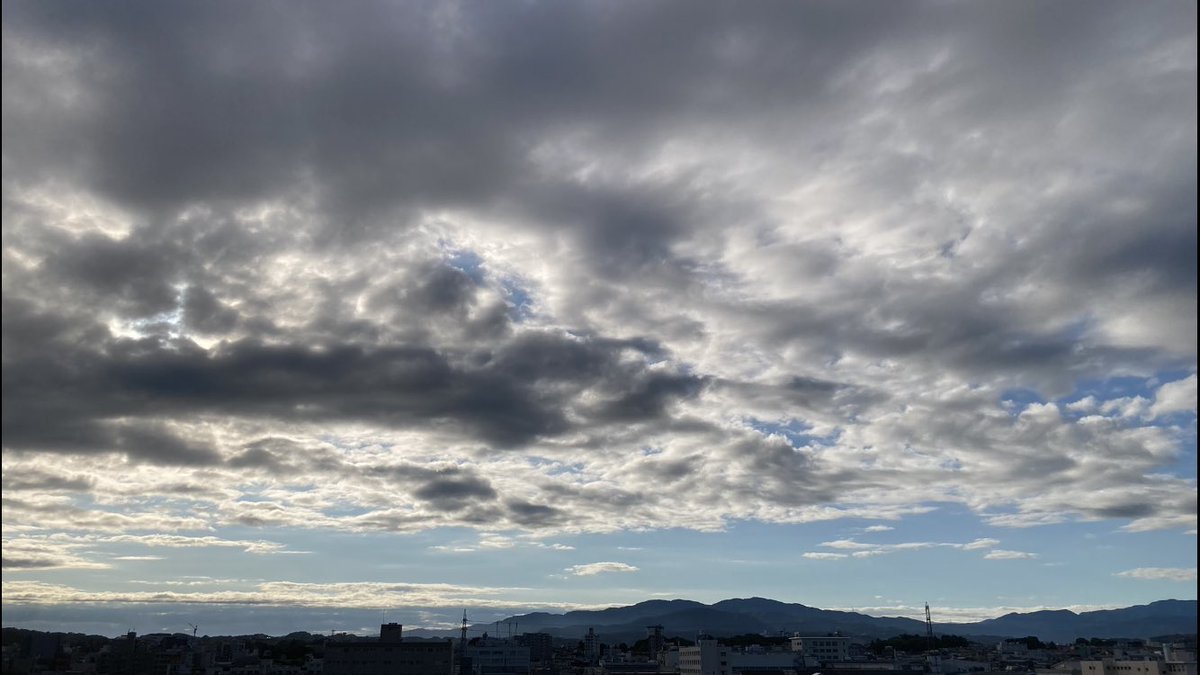 koumetaldeath's tweet photo. おはようございます😊
梅雨明けはまだですが、今日から暑い日が続きそうです。
午前中の現場の小学校でプールの授業始まってて子供達の歓声が聞こえてきて夏が来たなぁって感じました。
日曜日、京都歩き回ったから今日になってふくらはぎが痛かったりします😅
明後日休みなのでがんばろ。 https://t.co/kuLuAPMdHT