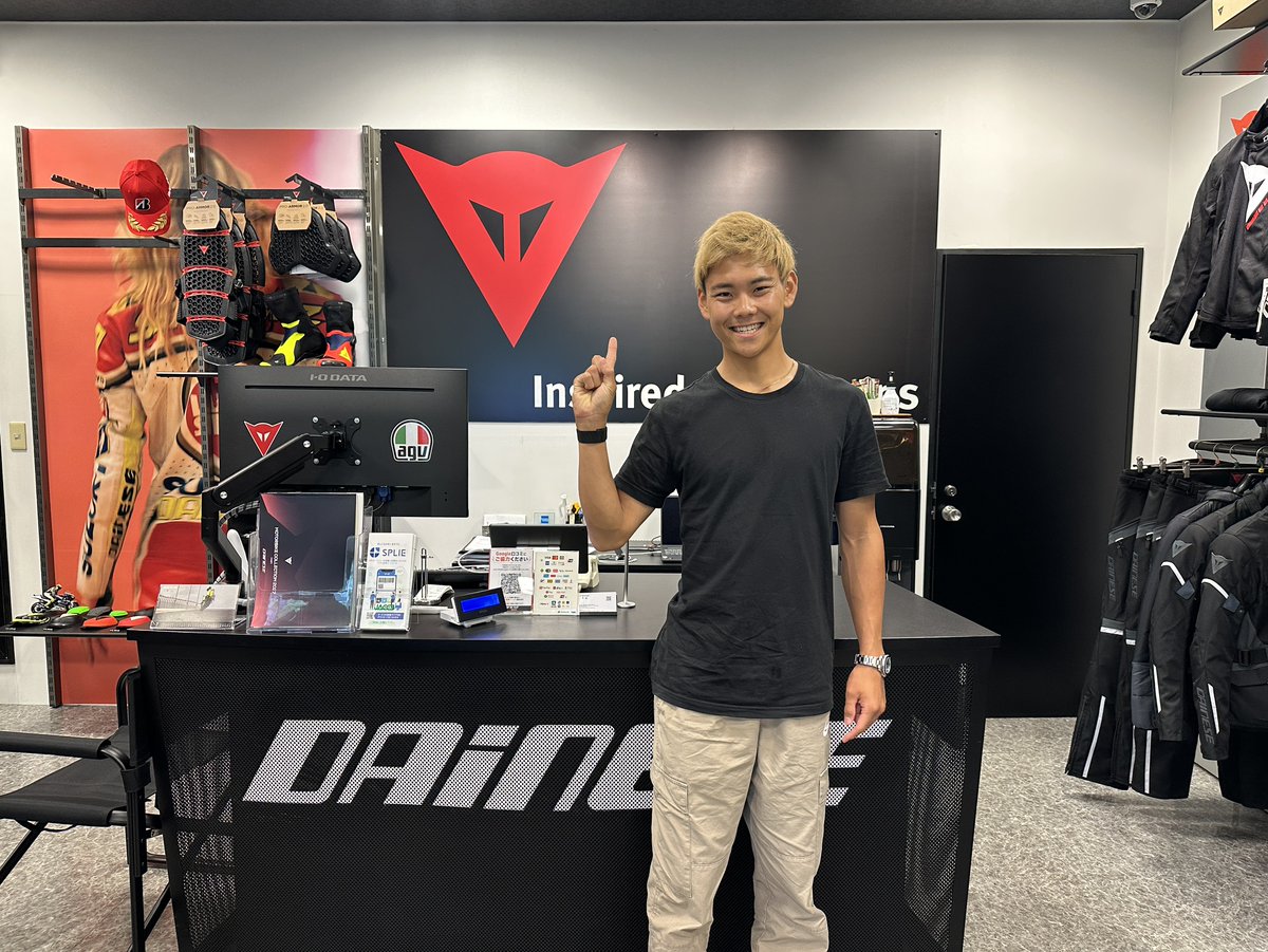 DAINESENAGOYA's tweet photo. 昨日、山中琉聖選手がDainese Nagoyaへご来店くださいました！

店内のレーシングギアやCustom Worksコーナーをご覧いただき、ライダー目線での貴重なお話や、鈴鹿8耐、小椋藍選手との練習走行についても聞かせていただきました。

ご来店ありがとうございました！

#DaineseNagoya #山中琉聖 #鈴鹿8耐 https://t.co/UYNA63LzSI