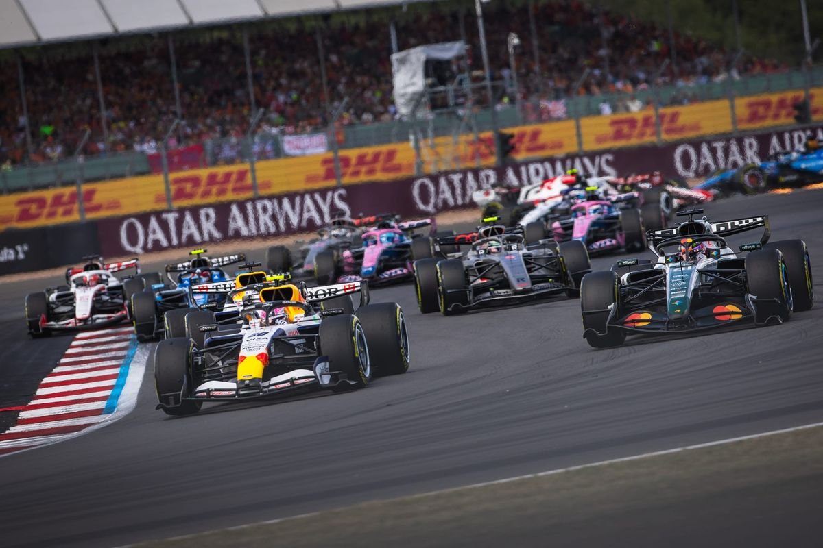 efmania's tweet photo. 《F1、新たな独立系V8エンジン供給構想が明らかに。給油復活とメーカー影響力の抑制も検討》

🏎️【2031年からV8時代へ】
　FIAとF1は、現在のV6ターボ・ハイブリッドを「高価で複雑すぎる」と見ており、2031年からの次期規則ではV8エンジン導入の方向が明確になっている。ビン・スライエムFIA会長は、より安く、シンプルで、音の良いエンジンに戻すべきだと主張している。

🔧【独立系V8エンジン供給構想】
　FIAは、コスワースのような独立系メーカーを選定し、どのチームでも購入できる低コストなV8エンジンを用意する案を検討している。狙いは、メーカーがカスタマーチームに対して「投票行動」や「チーム運営」に影響力を持つ構造を弱めることにある。

⚖️【メーカー支配の抑制】
　ビン・スライエムは、Aチームがエンジン供給を通じてBチームを支配するような状況を避けたいと語っている。FIAがエンジンの中立性、性能、価格を管理することで、独立系チームがメーカーに左右されにくい環境を作る狙いがある。

🔋【ハイブリッド比率は大幅縮小へ】
　新V8にもハイブリッド要素は残る見込みだが、現在のような大きな電動比率にはならない。ビン・スライエムは、バッテリー出力は10〜15％程度になる可能性を示し、現在のようにストレートでリフトオフが必要になる状況は避けたいとしている。ターボについても、重量・コスト・音の面から慎重な姿勢を見せている。

⛽【給油復活も検討対象】
　自然吸気V8になれば燃費が悪化し、レース距離を走るために多くの燃料が必要になる可能性がある。
そのため、車重100kg削減を目指す一方で、燃料重量が増えてしまう問題が出る。FIAは給油復活のメリット・デメリットを調査中で、レースへの影響、年間約400万ドルとされる追加コスト、安全面などを評価している。

via the-race 

✅V8エンジンで給油していた時代と言えば、2006〜2009年頃のF1に戻るイメージか。

多少の電動化は残し、サステナブル燃料を使用するという意味では、新しいファンにも、ベテランのファンにも納得しやすい妥協点に見える。

こうした動きは、FIAやF1がエンジン供給を握るメーカーに過度に左右されず、完全に主導権を取り戻したいという意向にも見える。

一方で、こうした原点回帰を快く思わない自動車メーカーが撤退する可能性もあるかもしれない。

ただ、F1というプラットフォームの魅力に陰りは見えない。技術競争だけでなく、ブランド価値の向上、技術力の発信、人材獲得や若手育成、そして組織文化の醸成といった観点からも、F1に残るメリットを感じ、そのまま参戦を継続してくれることを祈りたい。

個人的にはV8復活は歓迎。実現すれば、F1の魅力はさらに増すと確信している。