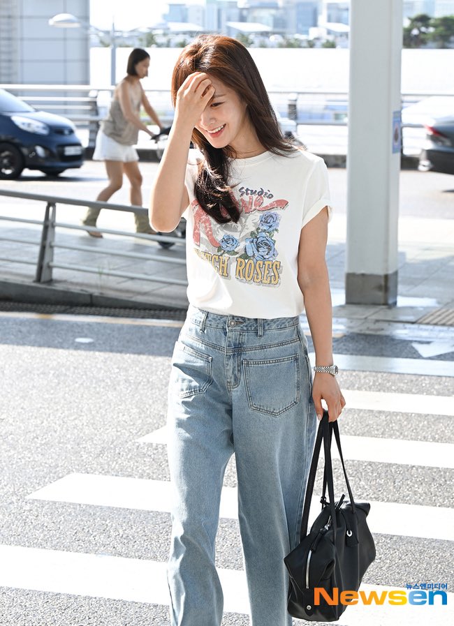 numjin9's tweet photo. it says yuri's going to singapore for a photoshoot 🫶🏻 https://t.co/t9FNXJYIkG