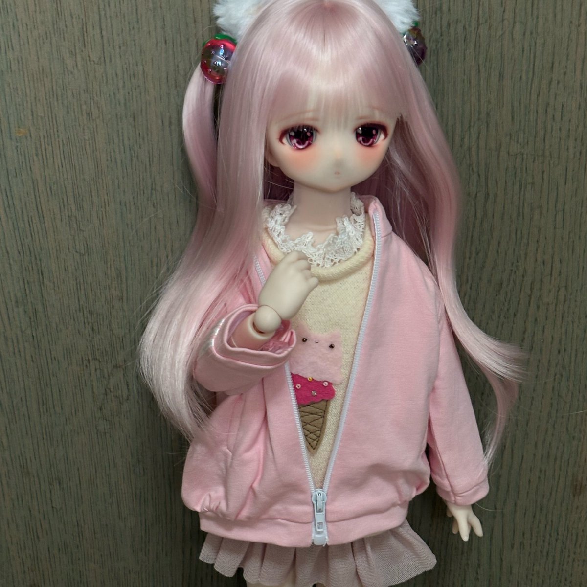 mira_dool's tweet photo. みけ様（@jetrunner_d）
よりアイスの服になります♪
夏らしくてとっても可愛いです❤️
ジャージは趣味でございます笑笑

ピンクのマーモットパーカーもご縁を頂けたので届くの待ちです楽しみすぎますっっ💕

「でもジャージ着ると、あっついから、嫌で、す……」

#jetrunner_d

 #夜っ娘 https://t.co/FgaWsdwnNg