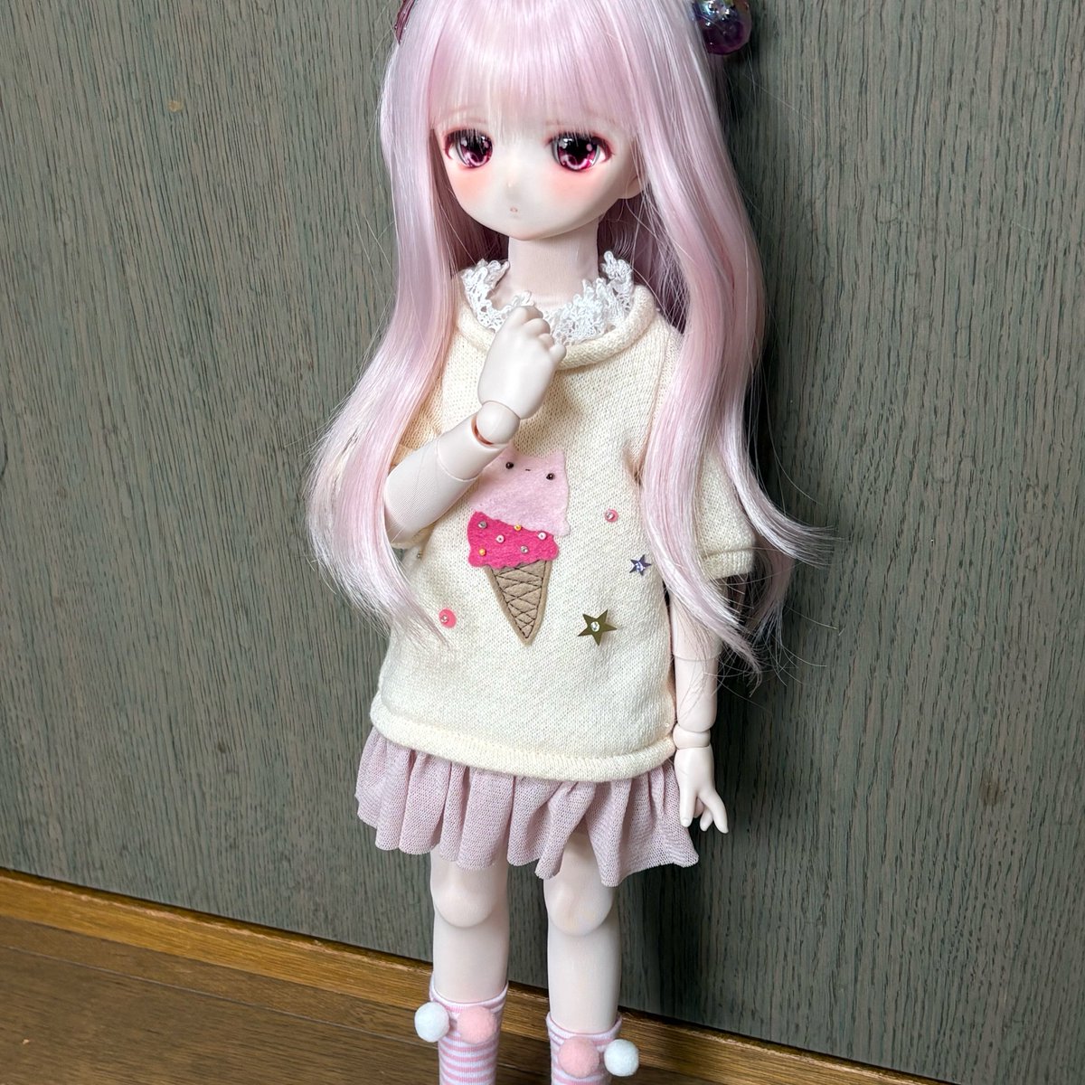 mira_dool's tweet photo. みけ様（@jetrunner_d）
よりアイスの服になります♪
夏らしくてとっても可愛いです❤️
ジャージは趣味でございます笑笑

ピンクのマーモットパーカーもご縁を頂けたので届くの待ちです楽しみすぎますっっ💕

「でもジャージ着ると、あっついから、嫌で、す……」

#jetrunner_d

 #夜っ娘 https://t.co/FgaWsdwnNg