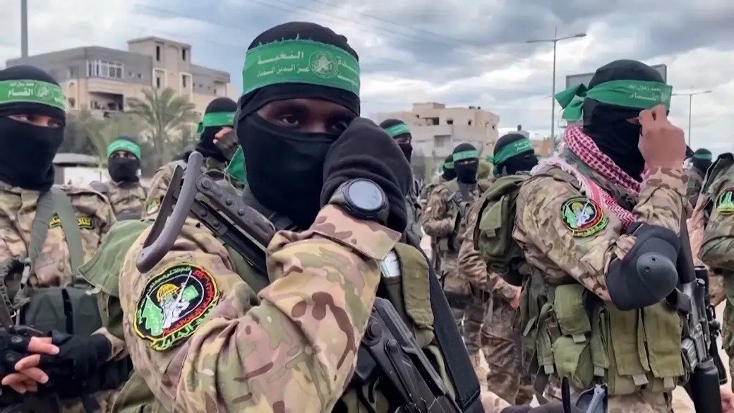 AndreGAP's tweet photo. TUDO SE CUMPRINDO
Após quase 20 anos no poder, Hamas anuncia fim de sua estrutura de governo em Gaza e abre possibilidade de negociação de paz liderado pelo “Conselho de Paz”, instituído pelo presidente dos Estados Unidos.

“O chefe do comitê de emergência do governo, Mohammed al-Farra, apresentou oficialmente sua renúncia”, afirmou à AFP Ismail al-Thawabta, diretor do escritório de mídia do governo do Hamas. Segundo ele, a decisão de dissolver o comitê visa facilitar a transição administrativa e governamental para o Comitê Nacional para a Administração de Gaza (NCAG, na sigla em inglês).

O NCAG foi criado pelo “Conselho de Paz”, instituído pelo presidente dos Estados Unidos, Donald Trump, durante as negociações que culminaram no cessar-fogo entre Israel e o Hamas, em outubro de 2025.

TUDO SE CUMPRINDO!