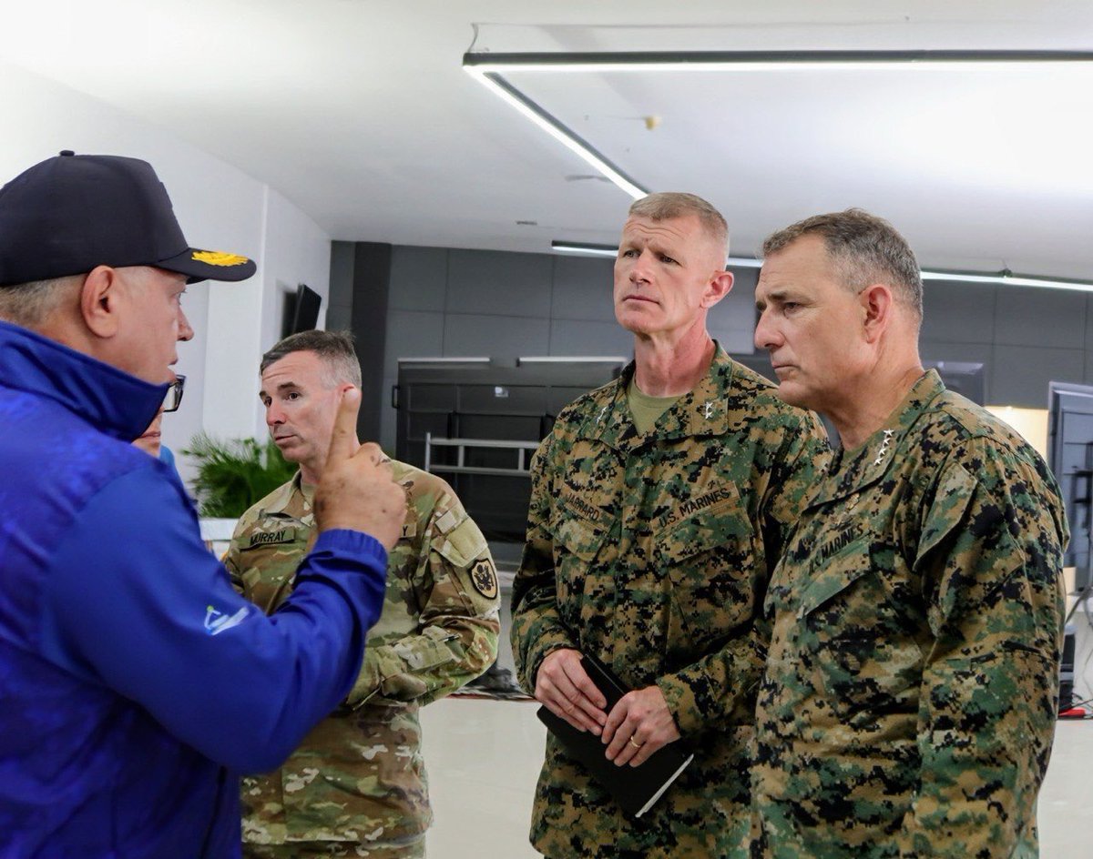 PapuyoVzla's tweet photo. Parece que al Escudo de las Américas le salió un hueco... 

Esto es sencillamente increíble @SecRubio 

Que el mismo ejército que capturó a Maduro ahora le de la mano a su socio @dcabello, el mismo que les inundó el país de cocaína y fentanilo

QUE VERGÜENZA!!!

@m_s_billingslea @realDonaldTrump @POTUS @StephenM @MarioDB @SenRickScott @RepMariaSalazar @RepCarlos @SecWar  @usembassyve