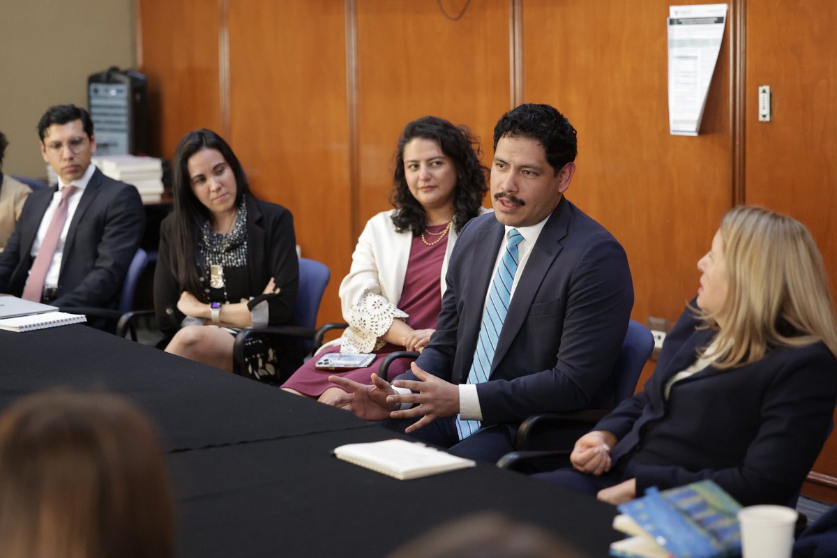 VictorMilv's tweet photo. Una de las características del equipo de la Ministra @lorettaortiza es su pluralidad. La ponencia está integrada en gran medida por jóvenes abogadas y abogados con trayectorias, formaciones y perspectivas diversas.

En esa línea, hoy tuvimos un encuentro con practicantes de la @CorteIDH para intercambiar reflexiones sobre algunos de nuestros proyectos y conocer de primera mano su experiencia en la Corte Interamericana.

Gracias por abrir estos espacios, Ministra. Siempre es un gusto conversar, contrastar perspectivas y seguir aprendiendo de quienes también están pensando el derecho desde otros lugares.