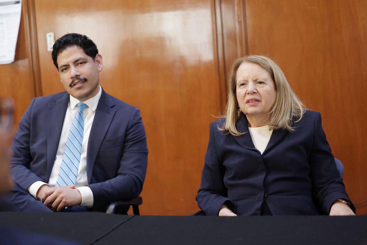 VictorMilv's tweet photo. Una de las características del equipo de la Ministra @lorettaortiza es su pluralidad. La ponencia está integrada en gran medida por jóvenes abogadas y abogados con trayectorias, formaciones y perspectivas diversas.

En esa línea, hoy tuvimos un encuentro con practicantes de la @CorteIDH para intercambiar reflexiones sobre algunos de nuestros proyectos y conocer de primera mano su experiencia en la Corte Interamericana.

Gracias por abrir estos espacios, Ministra. Siempre es un gusto conversar, contrastar perspectivas y seguir aprendiendo de quienes también están pensando el derecho desde otros lugares.