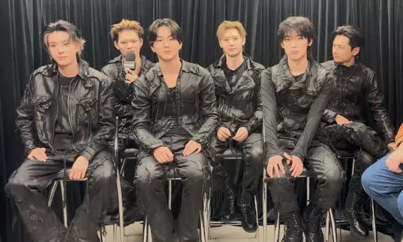 ENHYPEN_Brasil's tweet photo. 📰 [ARTIGO] “ENHYPEN quer voltar ao Brasil com novo álbum, que finaliza história vampiresca (da era The Sin).”

O Omelete falou com o ENHYPEN antes do show de sábado e os meninos compartilharam um pouco sobre o que esperavam do show no Brasil, deram spoilers do próximo álbum, e falaram o que esperam para o futuro do ENHYPEN.

Em destaque, sobre a title Bloody Paradise, Ni-Ki disse: “Acho que posso dizer que todos aqui presentes vão gostar do que estamos preparando [no próximo álbum]. É um gênero que nunca tínhamos tentado antes, e uma música que queremos trazer para o Brasil em um próximo show.”

Sobre o passado e o futuro do ENHYPEN, eles compartilharam como se sentem:

#JAY: Sobre os últimos anos, descrevo como "crescimento". Para o futuro: "indo alto".
#SUNOO: Sinto muito orgulho do que já fizemos. Para o futuro: "perfeição".
#SUNGHOON: Até aqui foi "bem feito". Para o futuro: [em português] "vamos!".
#JUNGWON: O passado foi "ENHYPEN" e o futuro também será "ENHYPEN".
#JAKE: Boas memórias até agora. No futuro, memórias ainda melhores.
#NI-KI: Tem sido uma "fase de crescimento" até aqui. E o futuro será de "ainda mais crescimento".

Confira a entrevista completa 
🔗: https://t.co/iEtqXedL9E

@ENHYPEN_members @ENHYPEN #ENHYPEN #엔하이픈