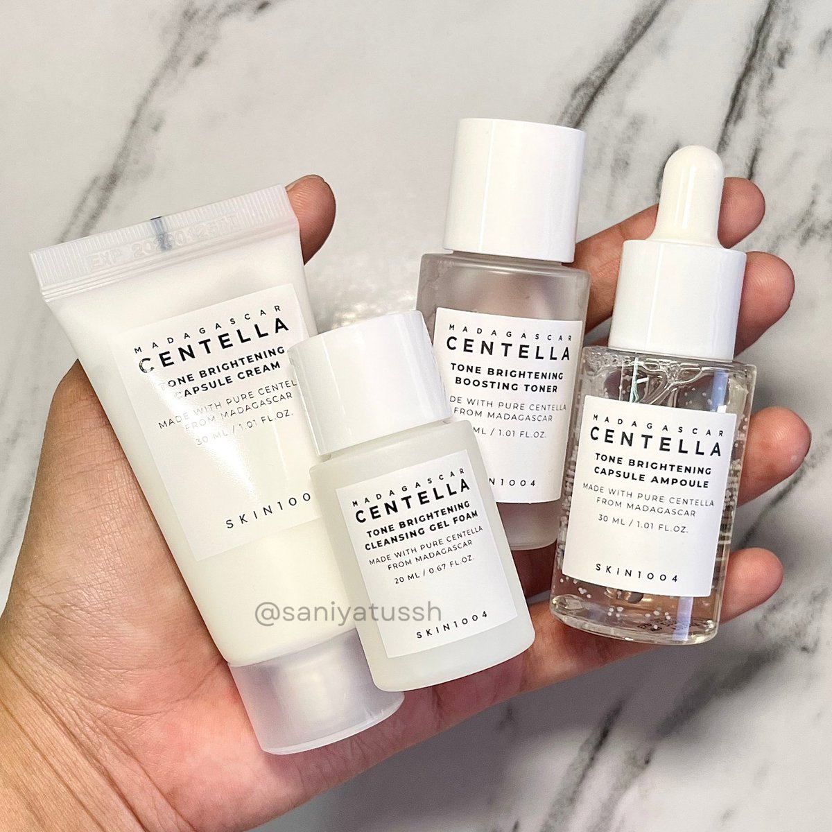 saniyatussh's tweet photo. yes!! akhirnya impianku terkabul 😭💙
selama ini kalau lg fokus mau cerahin wajah, aku selalu bawa SKIN1004 Tone Brightening Ampule dan Toner full size ke mana-mana, dan itu lumayan makan tempat di tas 🥹

sekarang mereka akhirnya ngeluarin travel kit-nya! jadi lebih ringkas, lebih praktis, dan tetap bisa skincare-an di mana aja tanpa ribet ✨✈️