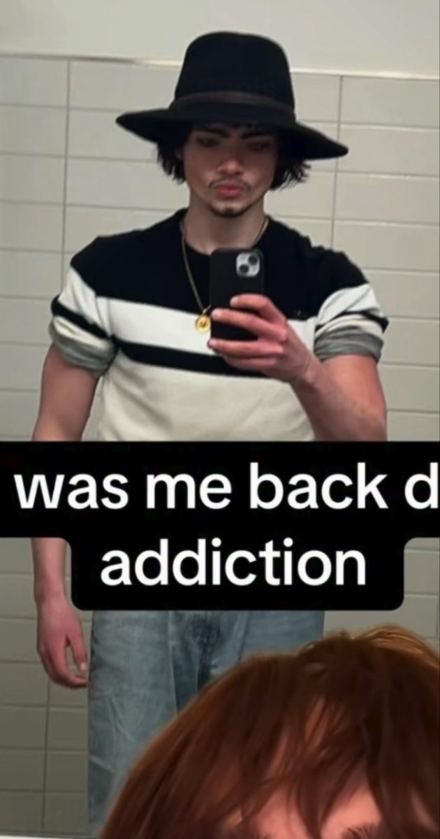 gracecamille_'s tweet photo. Side note I’ve had a pic of this man saved for months… he said he when he was in active addiction he would cold approach girls at the mall like this it makes me cry every time https://t.co/WgK8sL5zKA