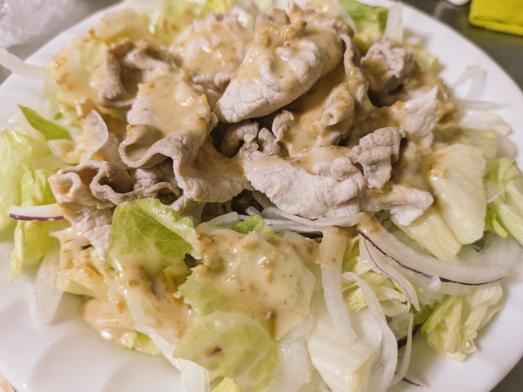 21g_____'s tweet photo. 今日のお昼ご飯は冷しゃぶサラダとねぎとろ丼だよー！✨️✨️✨️
（ねぎとろ丼の写真はない） https://t.co/Imi6WStrg0