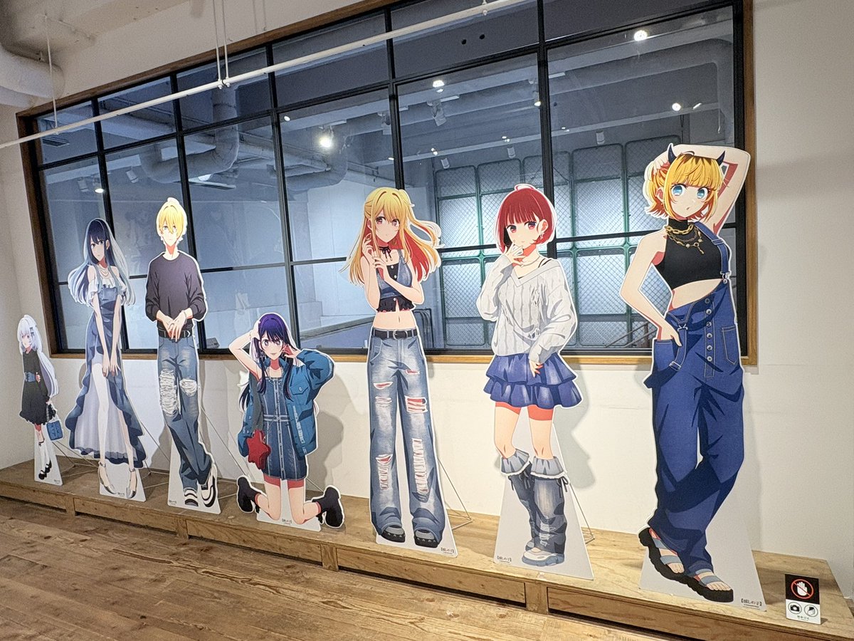 hidu_0904's tweet photo. ベースヤードトーキョー原宿路面店　
照明の当たり具合に並び方も好きすぎる。
初の東京原宿で推しに会えて幸せ！ https://t.co/Fq1Zny5PRX