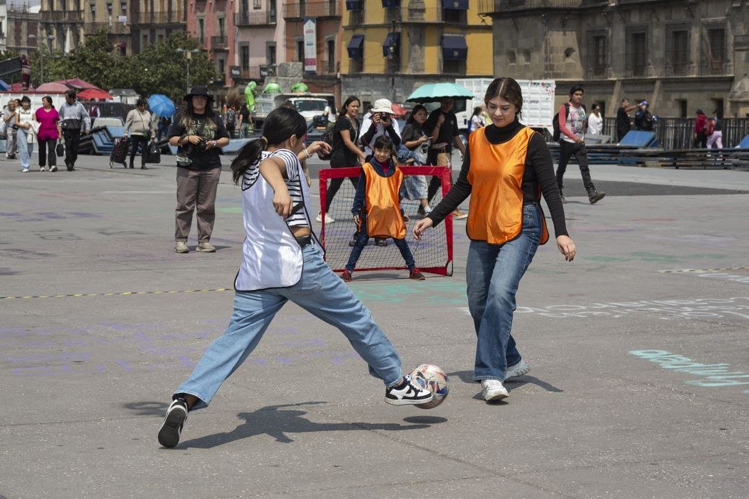 Avispa_Midia's tweet photo. Las calles y bajo puentes se volvieron la cancha de encuentros; los coches se vieron desplazados por retas callejeras donde sólo bastaba un gis para armar la cancha

Lee el texto completo:
👉🏼 https://t.co/HfiBPNGsHd 🐝

#mundialmexico2026 #boicotfifa https://t.co/uJSMJK98s4