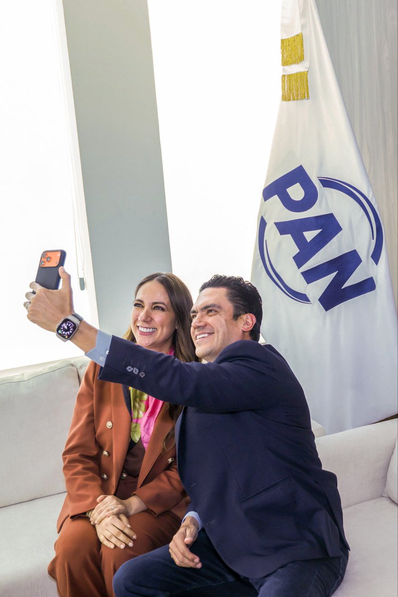 LibiaDennise's tweet photo. Y aprovechando mi visita de trabajo a la CDMX, saludé a @JorgeRoHe nuestro Presidente del PAN.

En @AccionNacional tenemos claro nuestro ideal, que es defender a México, fortalecer a los estados y seguir dando buenos resultados.

Desde Guanajuato seguiremos demostrando que cuando se gobierna con responsabilidad, cercanía y resultados, la gente avanza. 💙🇲🇽