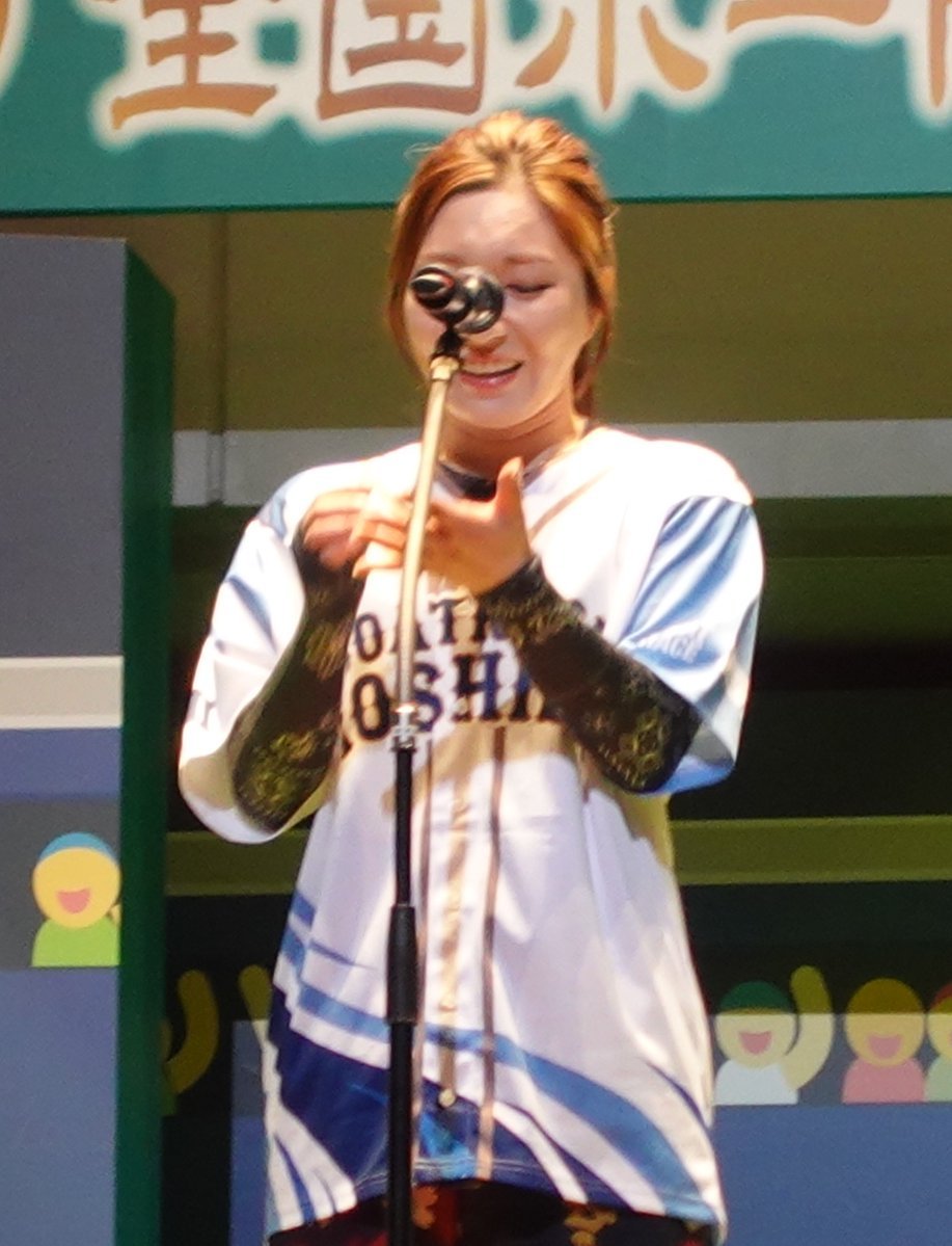 hochi_boatrace's tweet photo. ◆Ｇ２第８回全国ボートレース甲子園（７日・初日）

《皆さん、おいであそばせ！》

大会に花を添える女子レーサー達もステージを盛り上げました。
石川県代表の西橋奈未選手は、今大会屈指の人気者。
右手の“カンペ”を確認しながら、「皆さん、おいであそばせ～。石川県代表として呼んでくれて、ありがとうね～。強い選手ががんこ多いさけ、みんなたーんと遊びにきまっし～」。
と郷土愛をアピール。大いにファンを盛り上げていました！

＃戸田
＃ボートレース甲子園
＃西橋奈未