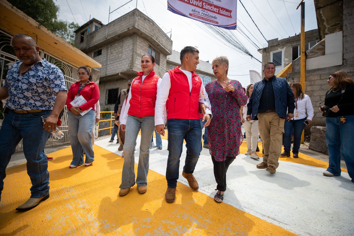 GobCoacalco2022's tweet photo. Gobierno y ciudadanía unidos logran grandes resultados. Inauguramos la rehabilitación del puente en El Ranchito, una obra que nació del trabajo en equipo junto a los vecinos.

¡Gracias por construir juntos un Coacalco más conectado y seguro!
#ContinuidadDeBuenosResultados https://t.co/gdcOdL6j0j