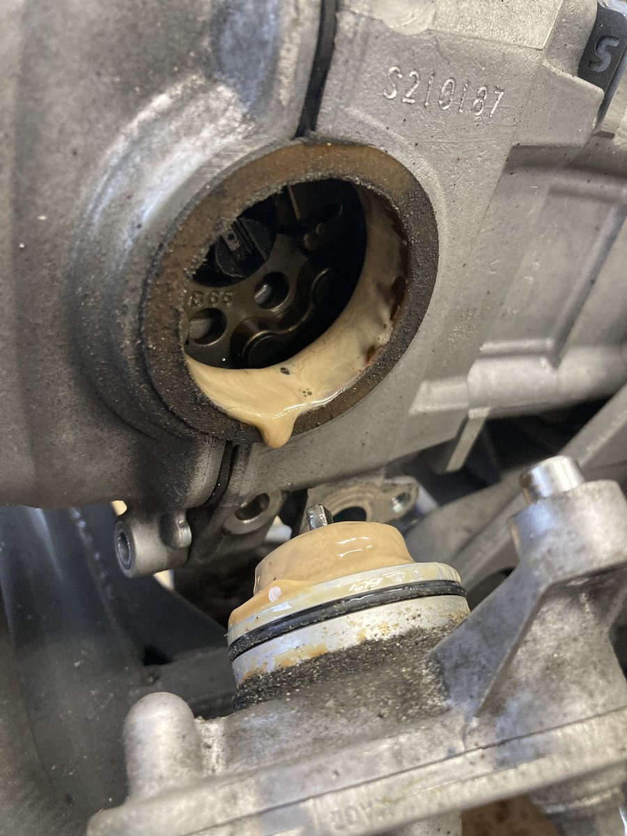 AS_SHOW's tweet photo. トリシティ・NMAXに乗ってる人🙋‍♂️
水温計の赤いランプ点灯してませんか？

それはオーバーヒートのお知らせです🤒

上記2機種はウォーターポンプのシール(パッキン)が不良になることが多いです

シールがおかしくなる事で、冷却水がエンジンの行ってはいけないほうに侵入してしまうんですね😭

冷却水が少ない状態で走行するからオーバーヒートするということです☝🏻 ̖́-

オイルを抜いたら乳化したドロドロが出てきてしまった🥹
そんな人はウォーターポンプの不良を疑うのも良いかと思います✍️

ちなみに写真の車種は
トリシティ125スマートキー6万kmです

ウォーターポンプのシールだけ交換するなら
部品代:約5000円
工賃:2-3万円
こんな感じの費用感です🧐

値段は参考までに😉