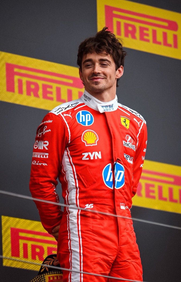 lecpinto's tweet photo. cómo vas a sonreír así con esos hoyuelos después de ganar un gran premio acaso queres QUE ME MUERA https://t.co/GJeBu3WlUm