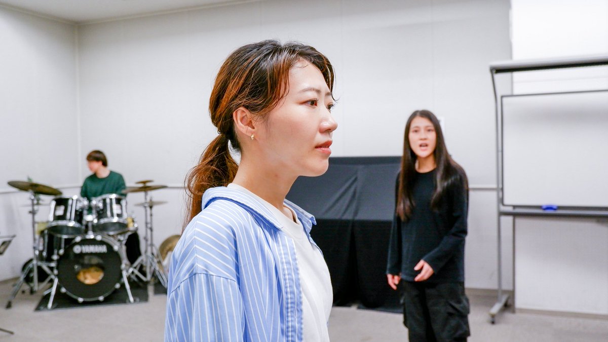 qdtheatre's tweet photo. #ミュージカルY 最終稽古を終え、いよいよ劇場入り間近！美術、照明、音響、衣装など、全セクションの結集した最終形はいかに！
4つの空港での再会。2人”親友”の50年を歌だけで綴る物語です。
ぜひ週末は横浜へ✈️

ご予約お待ちしております✨

https://t.co/gTj77eJsTl https://t.co/FlT7DQk9l8