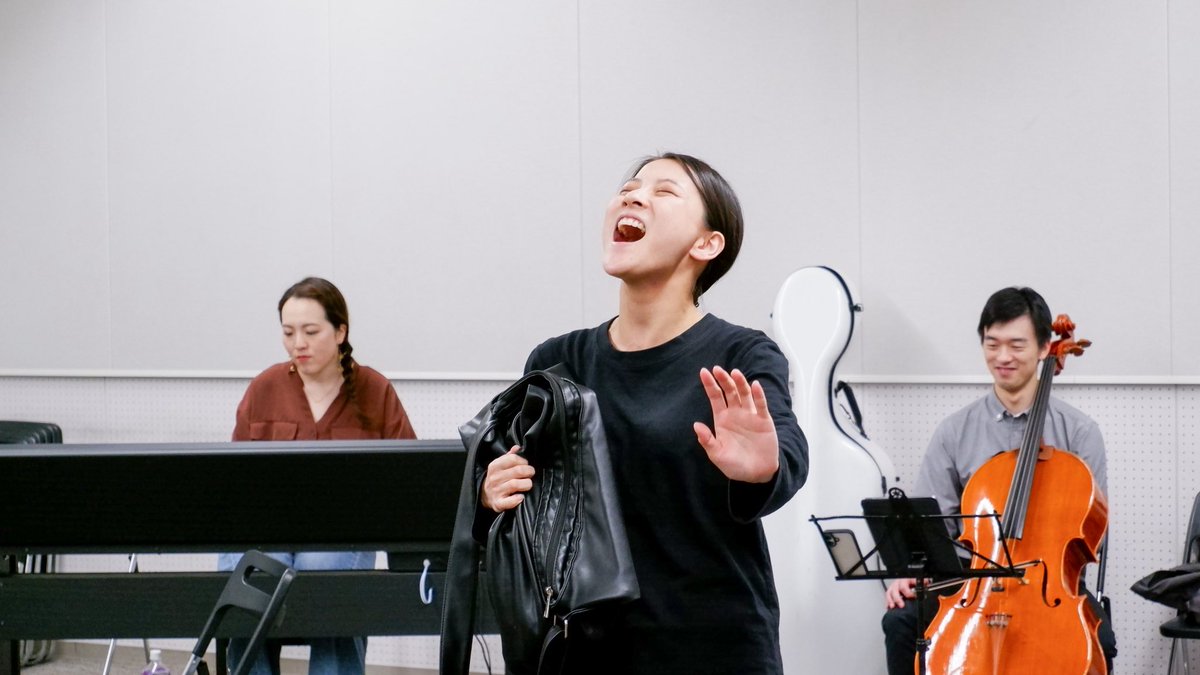 qdtheatre's tweet photo. #ミュージカルY 最終稽古を終え、いよいよ劇場入り間近！美術、照明、音響、衣装など、全セクションの結集した最終形はいかに！
4つの空港での再会。2人”親友”の50年を歌だけで綴る物語です。
ぜひ週末は横浜へ✈️

ご予約お待ちしております✨

https://t.co/gTj77eJsTl https://t.co/FlT7DQk9l8