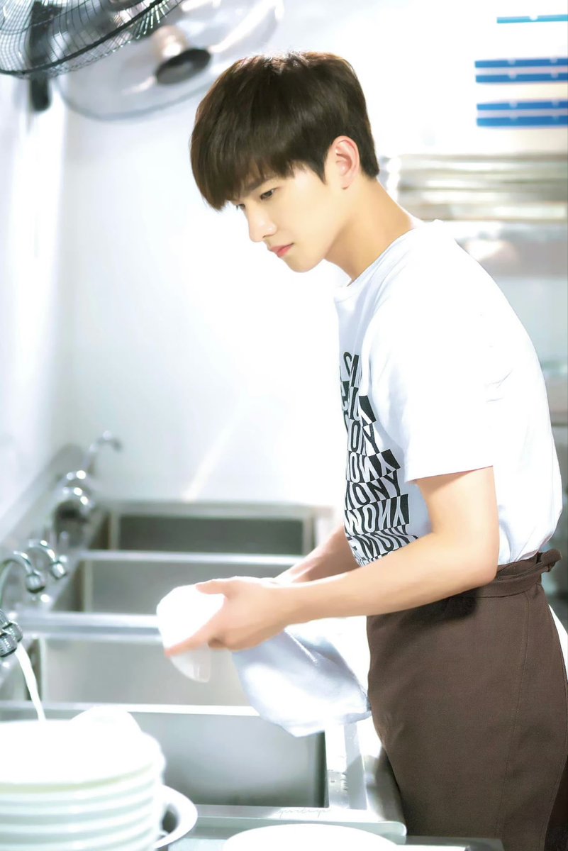 yangyang_tweets's tweet photo. Today is the 11th broadcast anniversary of #TheWhirlwindGirl S1 🎉

~ ruo bai

#杨洋 #YangYang #YangYang杨洋 #หยางหยาง https://t.co/IRMWTfu4Of