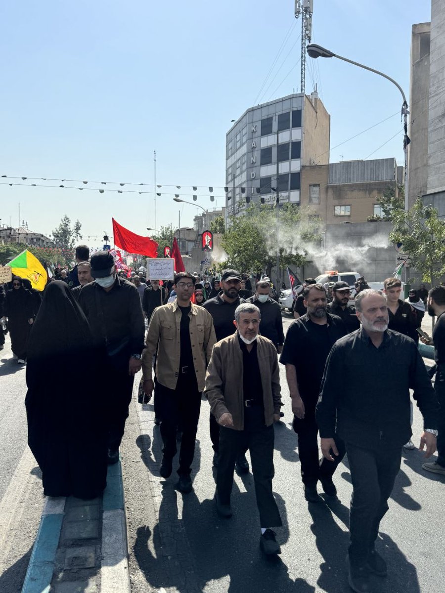 dolatebahar's tweet photo. تصاویر مردمی از حضور دکتر احمدی نژاد در مراسم تشییع رهبر شهید انقلاب
 ۱۵ تیرماه ۱۴۰۵ https://t.co/kDT45joGUy
