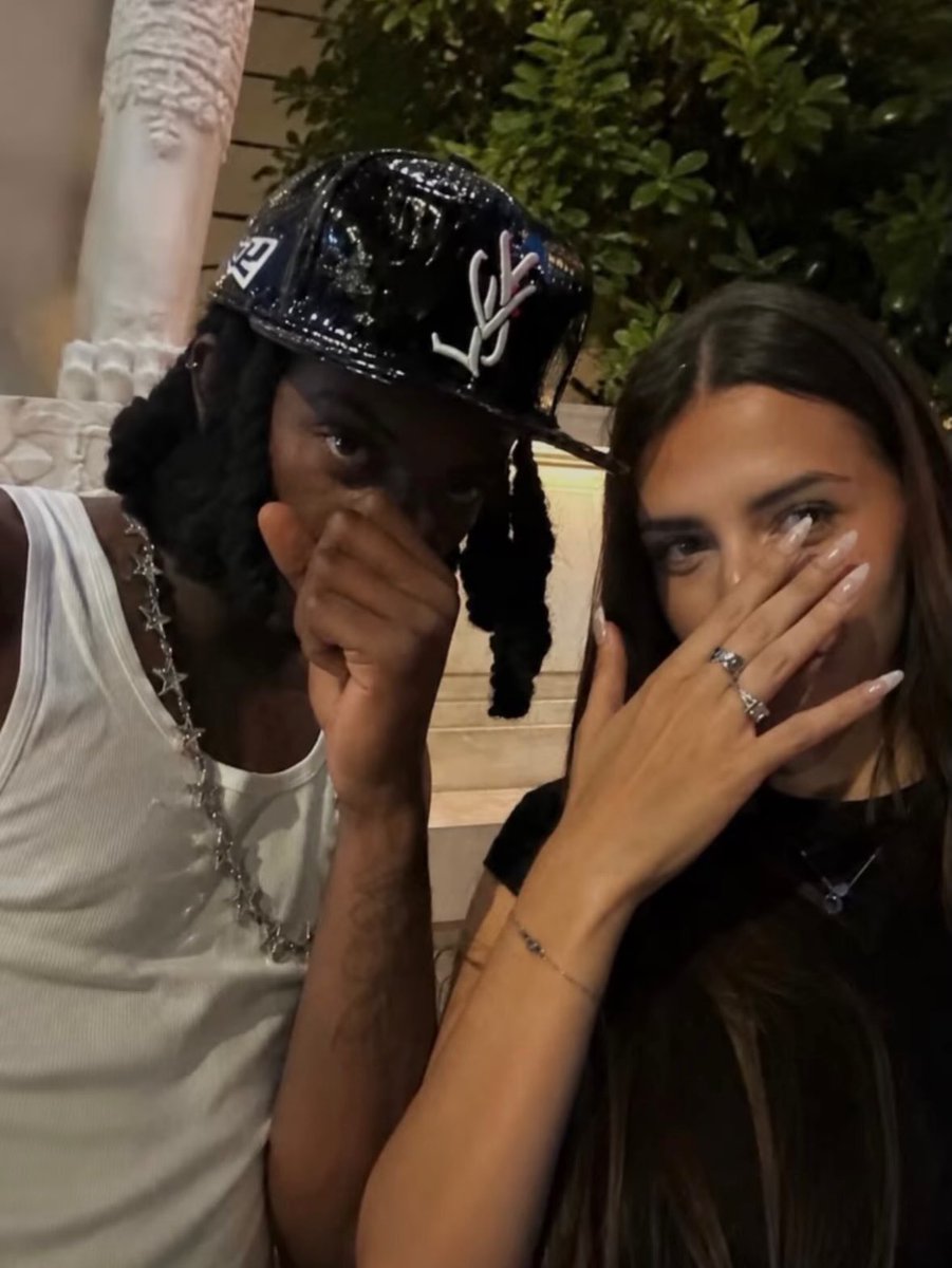 lxlvsh0t's tweet photo. Playboi Carti in Paris with a fan🤳 https://t.co/TKxK8fTFD0