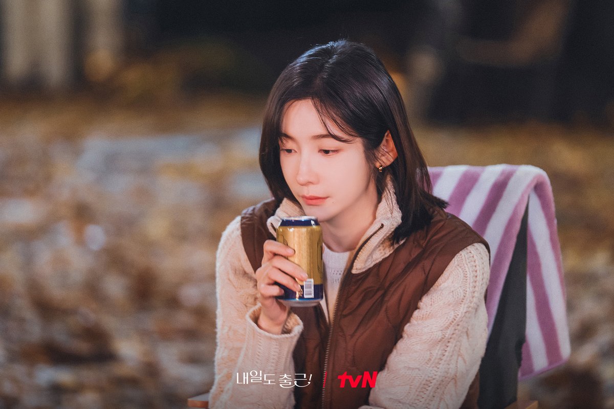 CJnDrama's tweet photo. 시우의 미국행 소식을 들은 지윤✈️
엇갈린 시선 속 결국 지윤을 붙잡은 시우!🤝🏻
두 사람의 진심은 오늘 저녁 6화에서 확인하세요🩵

[월화] 저녁 8:50ㅣtvN

#즐거움엔20tvN #내일도출근! #SeeYouatWorkTomorrow!
#tvN #Wavve #웨이브 https://t.co/DpjCLtv6Ua