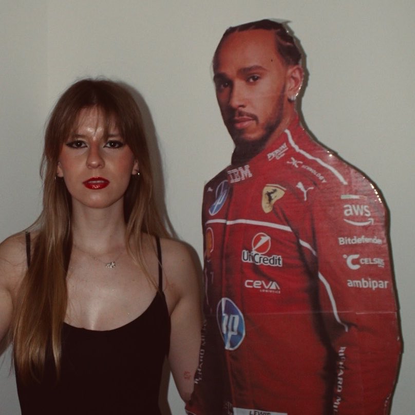 itsrafela's tweet photo. dia 5 pedindo pra @Shell me levar pra conhecer o @LewisHamilton no gp de são paulo

this is me btw https://t.co/3f2eNRVevp