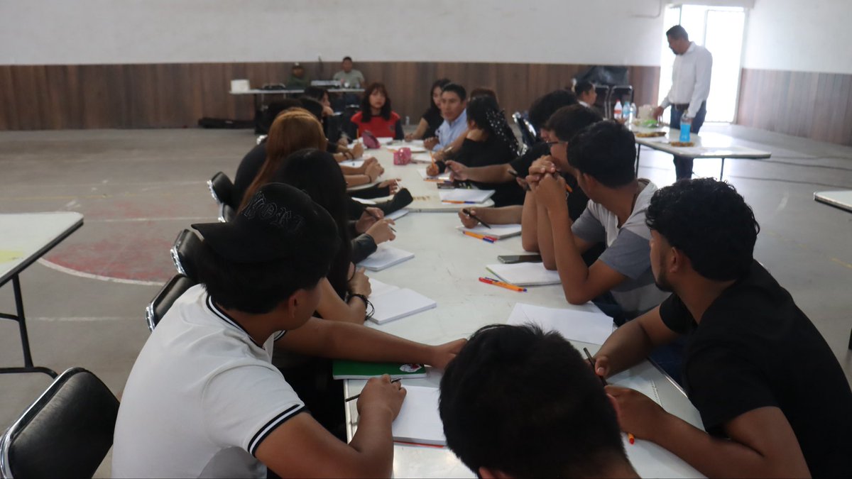 FNERRRSLP2's tweet photo. Concluye con éxito el primer día de la escuela de fenerianos, con éxito ✨

Con poesía y oratoria los jóvenes norteños se desenvuelven de manera entusiasta,  continuaremos… ❤️‍🔥📷😁 https://t.co/x2YWh2zdrA