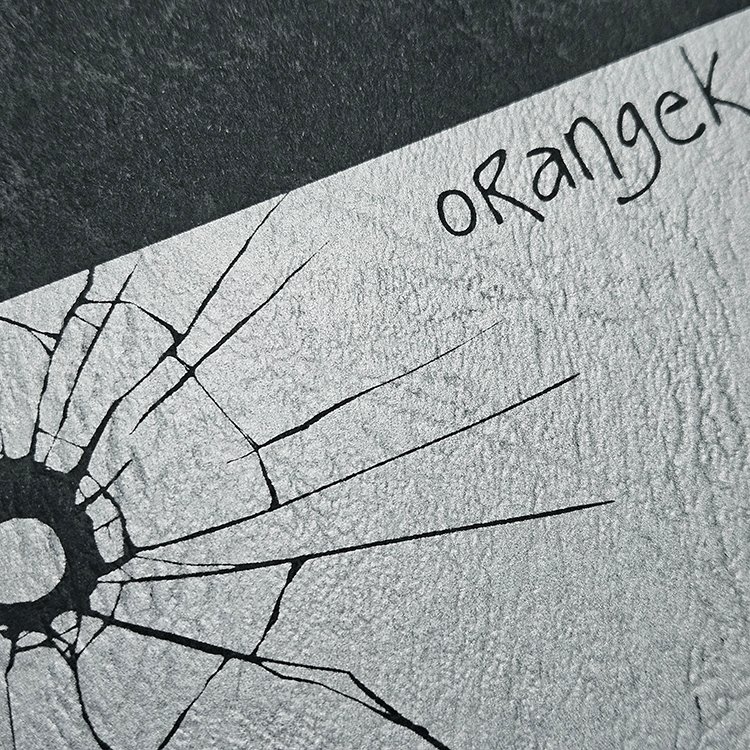 orangekoubou's tweet photo. 期間限定
【2026/7/16(木)午前10時-2026/10/30(金)午前10時まで】
⬛️ノワールセット⬛️

黒色の特殊紙に、特色シルバーで印刷します。
表紙2.3に定型デザインを印刷できる ダークな雰囲気のセットです。 https://t.co/FgWVyqGsgV