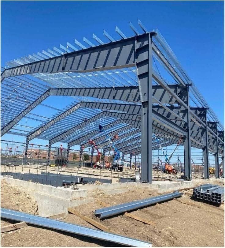 fastbuildings's tweet photo. تحتاج تنفيذ مشروع بمساحة واسعة ووقت محدود؟
الهياكل المعدنية أصبحت من الخيارات العملية للمستودعات والمصانع والمعارض والمشاريع التجارية، لأنها تعتمد على أعمدة وجسور تُصنّع مسبقًا ثم تُركّب في الموقع، وهذا يختصر مدة التنفيذ بشكل واضح مقارنة بالبناء الخرساني التقليدي. https://t.co/nEHHgfdeSJ