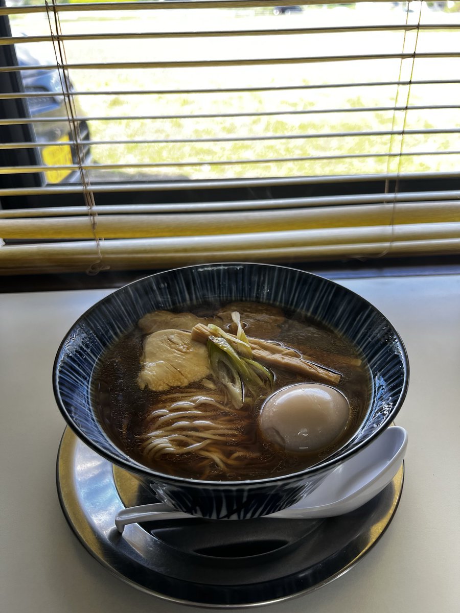 jcw1112's tweet photo. 麵屋鶏楽
「鶏中華そば」＋味玉
二度目の訪問は窓際の席へ

目の前の田んぼは田植え前🌾

朝らーめんよりも鶏感が増したスープ
炙ってあるネギが香ばしい

この界隈で朝ラーが食べられるお店は、とても貴重 https://t.co/1bhsxa9y3r