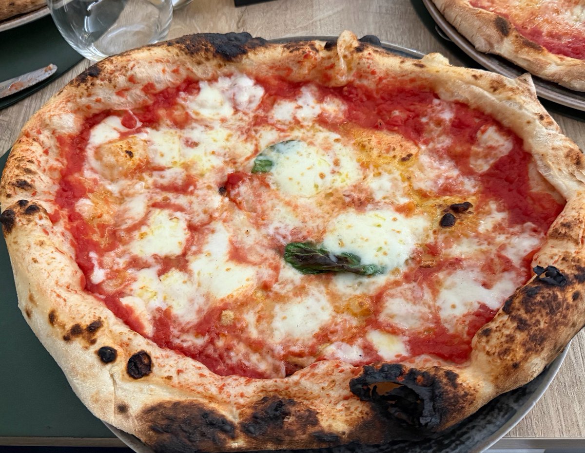 ymp_gohan's tweet photo. イタリアのナポリで食べたナポリピザ🍕
当然美味い https://t.co/6sw9Zi48nL