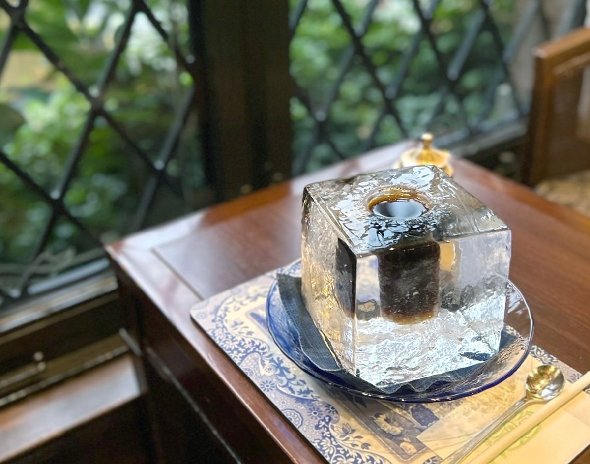 nishimura_cs's tweet photo. 北野坂にしむら珈琲店の夏の風物詩「氷の器のアイスコーヒー」が始まりました。
1974年から長きにわたりご愛顧いただいている、夏季限定の人気メニューです。
今季も8月末頃までのご提供を予定しております。
涼を感じる一杯を、ぜひお楽しみください🎐 https://t.co/TxQ6QUzLaQ