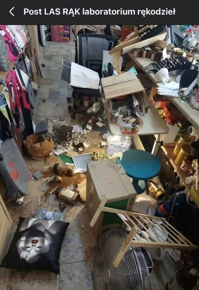 kharkiv_warnews's tweet photo. Поляки дорікають українцям за минуле та називають фашистами...
Поляки зараз:
В Варшаві, під час пам'ятної події на честь трагедії у Волині, учасники закричали антиукраїнські гасла. Жінка залишила свій магазин, щоб висловити свою думку. На задньому плані можна було почути крики "депортація", в магазин був атакований фейковими негативними відгуками на  Google Maps.
Магазин не тільки продає ручні вироби, але й проводить благодійну діяльність вже понад рік і годує страдженних щопонеділка.
Пізніше магазин цієї жінки розгромили.

То де фашизм?