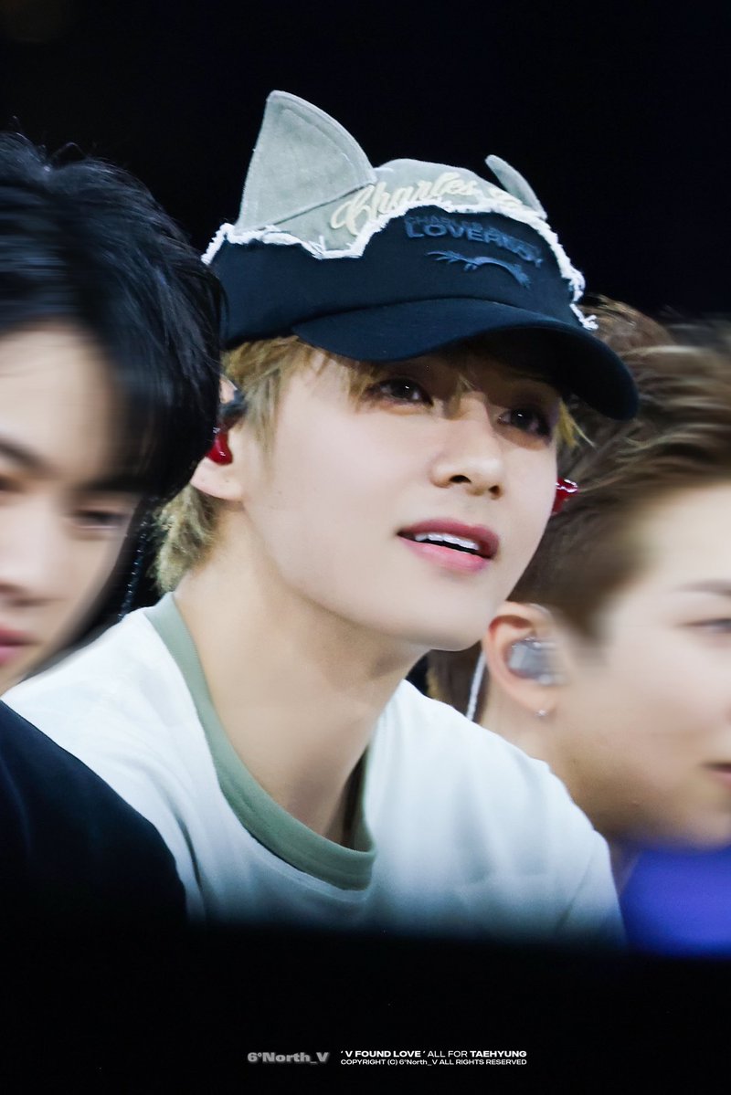 6North_V's tweet photo. 260706 😸🤲🏻
#BTS #방탄소년단 #방탄
#뷔 #김태형 #태형 
#TAEHYUNG #V https://t.co/BTaCief2wi